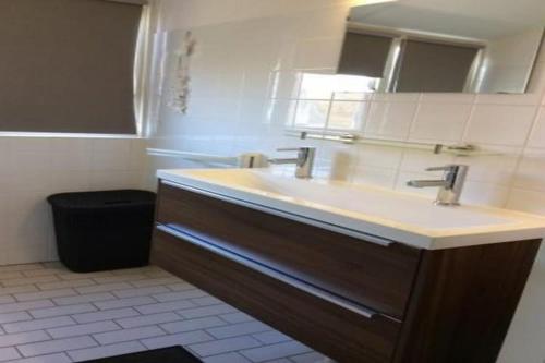 un baño con lavabo y espejo en Bungalow in Breskens near Beach & Lighthouse, en Breskens