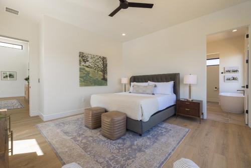 ein Schlafzimmer mit einem Bett und ein Badezimmer mit einer Badewanne in der Unterkunft About Time at Sand Hollow Resort in Hurricane