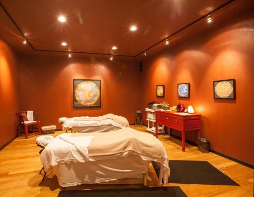 a room with two beds and a desk in it at Flanigan`s Resort and Spa in Springdale