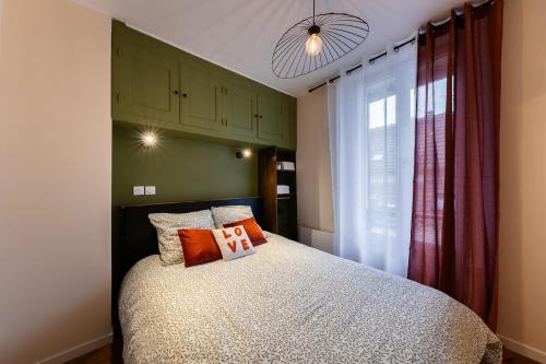 une chambre avec un lit et une fenêtre dans l'établissement Green Dream Proximite Paris & Disneyland, à Villiers-sur-Marne