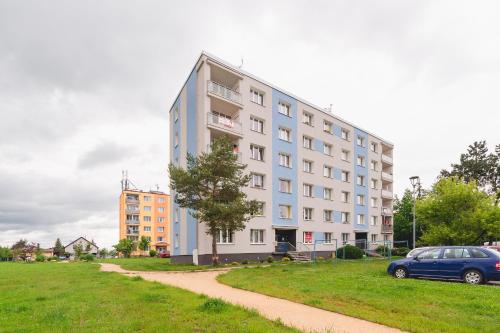 a building with a car parked in front of it at Ubytování kousek od Plzně in Kaznějov