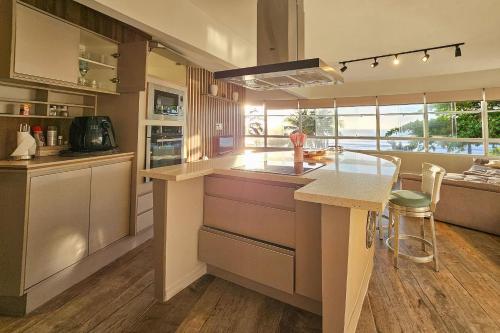 Küche/Küchenzeile in der Unterkunft 25C - Pé na Areia do Tombo, 1 Suite Master, Ar Cond, 2Wc, 1 vaga, Roupa de Cama e Vivo fibra