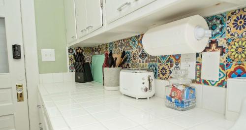 Η κουζίνα ή μικρή κουζίνα στο Cairo St Bungalow