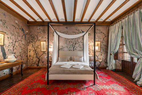 Кровать или кровати в номере Queens hacienda alamedilla Toledo