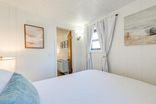 Un dormitorio blanco con una cama y una ventana. en Walk to Lake Erie Shore Quiet Getaway with Fire Pit, en Irving