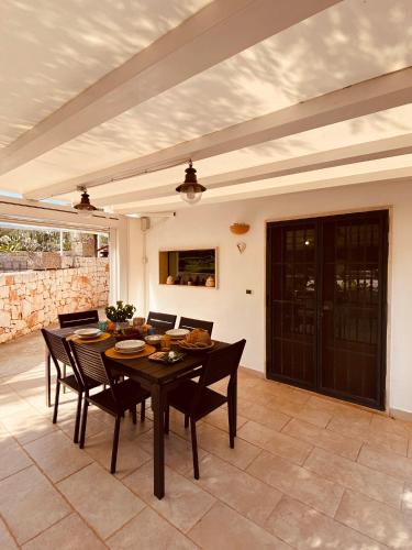 a dining room with a table and chairs at Dimora del Fragno in Castellana Grotte