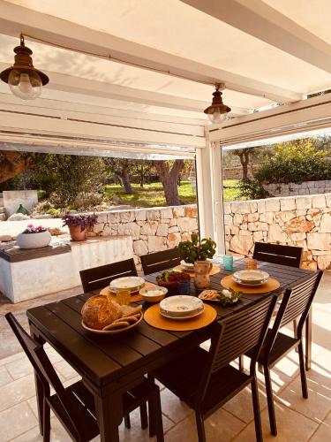 a table with food on it in a patio at Dimora del Fragno in Castellana Grotte