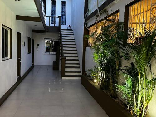 un couloir d'un immeuble avec des escaliers et des plantes dans l'établissement White Sand Playa, à Playa del Carmen