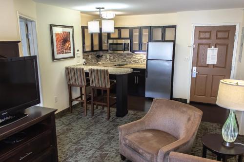 Staybridge Suites Minot by IHGにあるキッチンまたは簡易キッチン