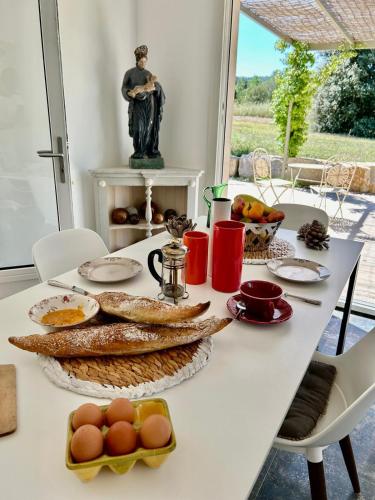 une table blanche avec de la nourriture au-dessus dans l'établissement Mas de la source, à Le Beaucet