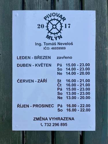 Pivovar Mlýnに飾ってある許可証、賞状、看板またはその他の書類