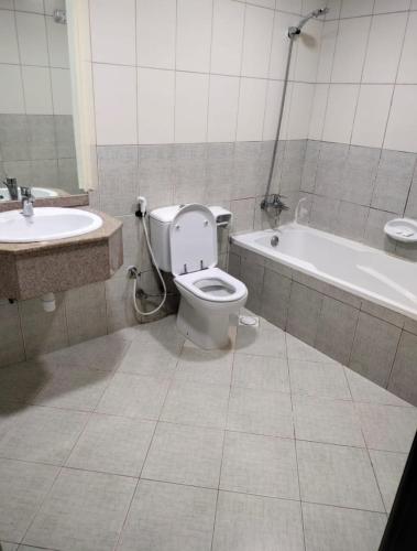 Bany a Elegant Sea View Bedroom with Shared Balcony and WC, Spacious and Serene Retreat - ROOM INSIDE APARTMENT
