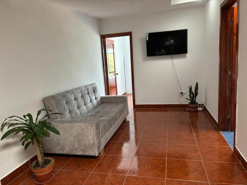 a living room with a couch and a tv at Apartamento Turístico Samay in Filandia