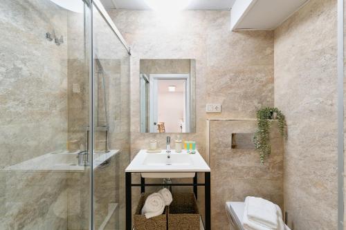 Atarazanas Penthouse by Lovely Rentals