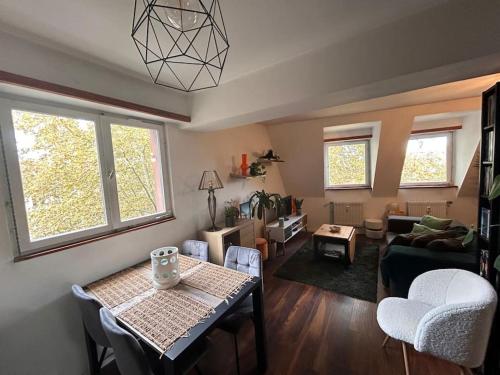 un salon avec une table et un canapé dans l'établissement Appartement carré or Strasbourg, à Strasbourg