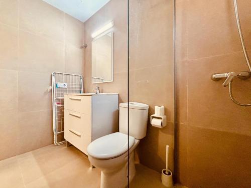 une salle de bain avec toilettes et douche dans l'établissement Click&Guest - Golden Sands in Maspalomas, à San Fernando