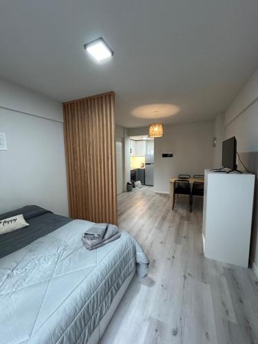 ein Schlafzimmer mit Bett und ein Esszimmer mit Tisch in der Unterkunft Departamento Flores in Buenos Aires