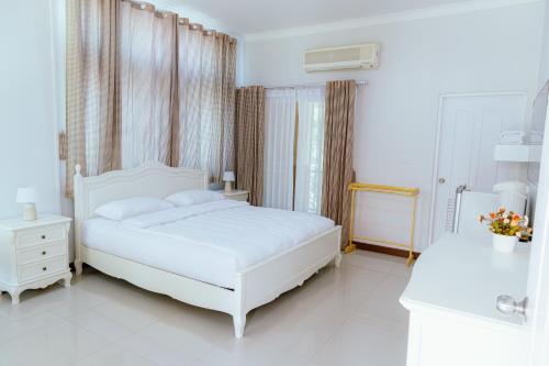 Katil atau katil-katil dalam bilik di Ake camping pakchong