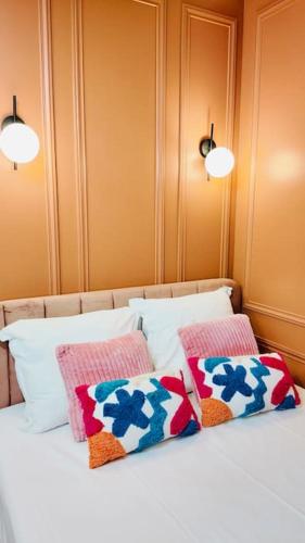 un lit avec deux oreillers dessus dans l'établissement Chic appartement en plein cœur de Paris, à Paris