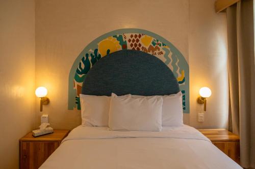 Ένα ή περισσότερα κρεβάτια σε δωμάτιο στο Hotel Amaca Puerto Vallarta - Adults Only