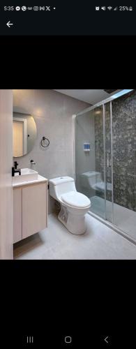 Koupelna v ubytování Wasi Cuenca Suites