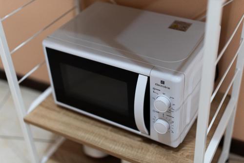 a microwave oven sitting on top of a table at Garibaldi 26 in Stresa