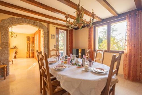 une salle à manger avec une longue table avec des chaises dans l'établissement Lac & Sérénité, Vue époustouflante Montagne & Lac, à Pringy