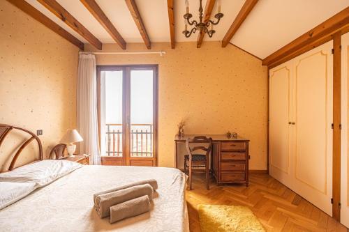 une chambre avec un lit, une commode et une fenêtre dans l'établissement Lac & Sérénité, Vue époustouflante Montagne & Lac, à Pringy