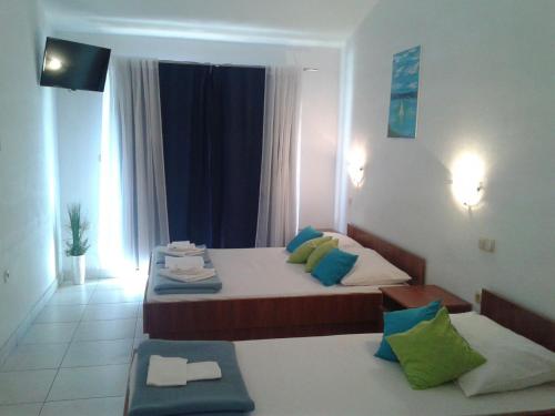 a hotel room with two beds and a window at Apartments Boro in Dugi Rat