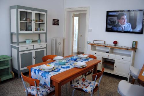 a dining room with a table and a tv at Alloggio turistico in Pisa