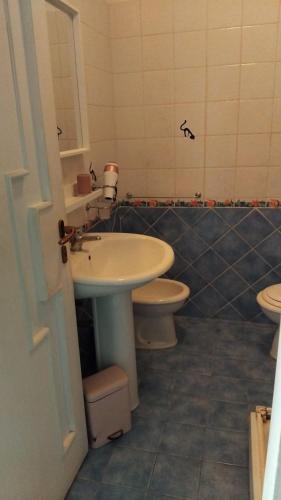 a bathroom with a sink and a toilet at Mis Flores,appartamento con parcheggio, parco e spiaggia privata in Santa Marinella