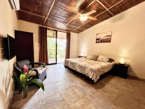 Postel nebo postele na pokoji v ubytování Bali inspired Casa Cascada w Jungle views pool