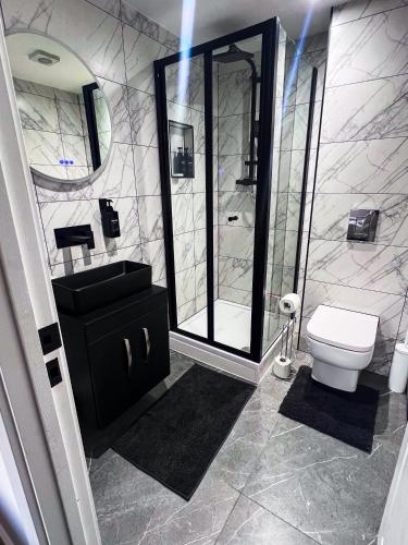 a bathroom with a shower and a toilet and a sink at Weekly Offer 2Bed 2Bath Self CheckIn Wifi Car Park in Peterborough