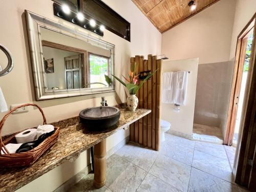 Koupelna v ubytování Bali inspired Casa Cascada w Jungle views pool