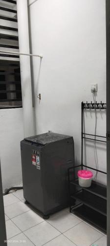 a cpu in a room with a pink bowl at Nana Homestay in Parit Buntar
