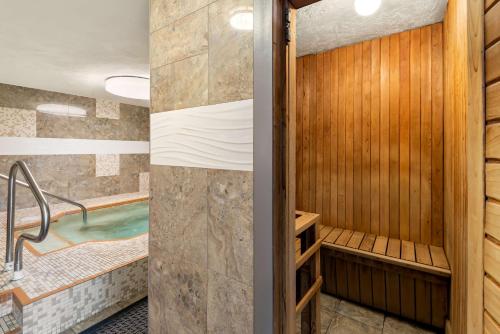 a bathroom with a jacuzzi tub and a shower at Best Western PLUS Inner Harbour Hotel in Victoria