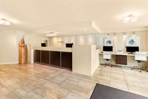 TV a/nebo společenská místnost v ubytování Best Western PLUS Inner Harbour Hotel