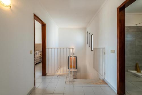 Villa Canto II - 500m from the Beach - Private Swimming Pool - Wi Fi في Galé: ممر بجدران بيضاء ودرج