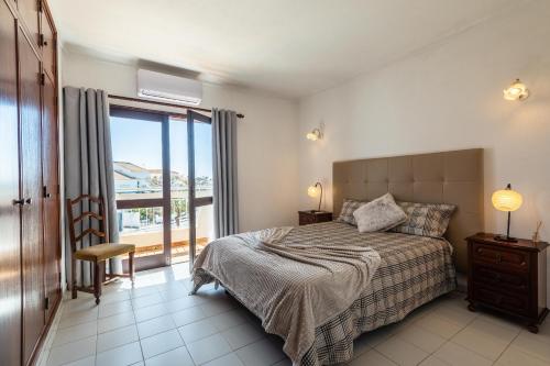 Villa Canto II - 500m from the Beach - Private Swimming Pool - Wi Fi في Galé: غرفة نوم مع سرير وشرفة