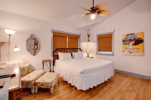 une chambre avec un lit et un ventilateur de plafond dans l'établissement Kingfish Keep, à Key West