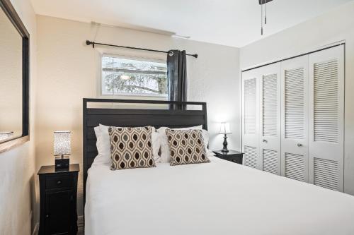 Ένα ή περισσότερα κρεβάτια σε δωμάτιο στο Newly Renovated Unit, Contemporary Interiors, Minutes from Fine Dining and Wold Class Skiing!