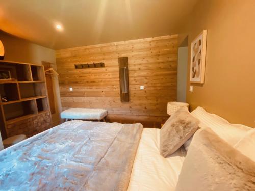 Ένα ή περισσότερα κρεβάτια σε δωμάτιο στο Chalet de luxe contemporain vue 360 degrés sur les montagnes