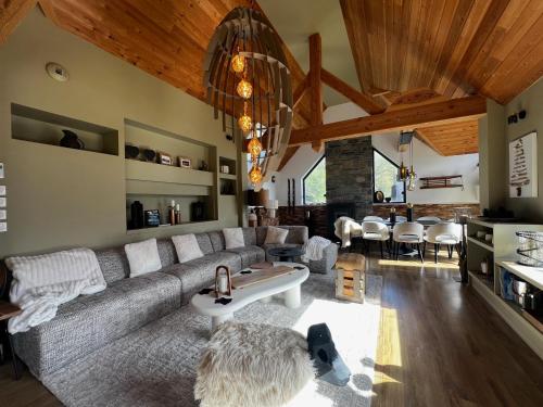 Η κουζίνα ή μικρή κουζίνα στο Chalet de luxe contemporain vue 360 degrés sur les montagnes
