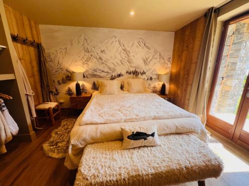 Ένα ή περισσότερα κρεβάτια σε δωμάτιο στο Chalet de luxe contemporain vue 360 degrés sur les montagnes