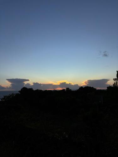a view of the sunset from the hills at Casas do Amarelo in São Mateus