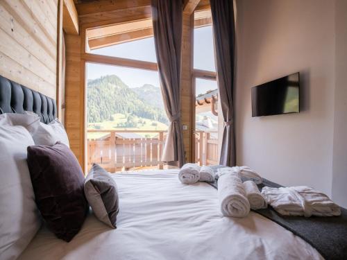 une chambre avec un lit avec des serviettes dessus dans l'établissement Chalet in Megève with Mont-Blanc Views, à Praz-sur-Arly