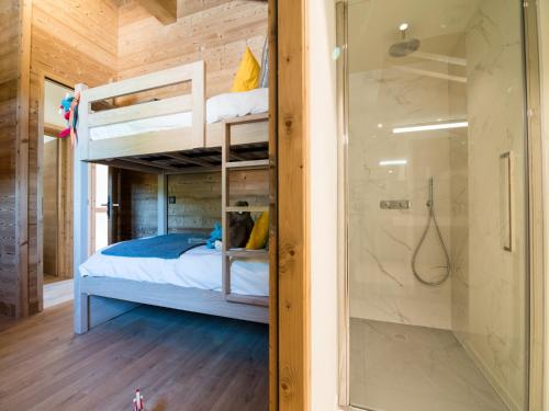 - une chambre avec des lits superposés et une douche dans l'établissement Chalet in Megève with Mont-Blanc Views, à Praz-sur-Arly