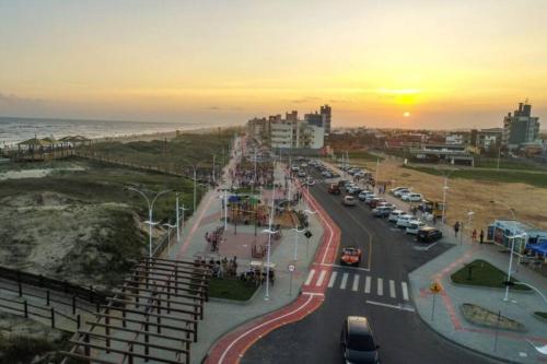 Η ανατολή ή δύση του ηλίου όπως φαίνεται από αυτή η παραθεριστική κατοικία ή από εκεί κοντά