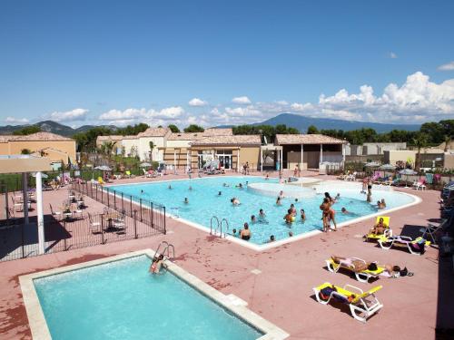 un groupe de personnes dans une piscine d'un complexe hôtelier dans l'établissement Vacation Home in Provence near Mont-Ventoux, à Aubignan