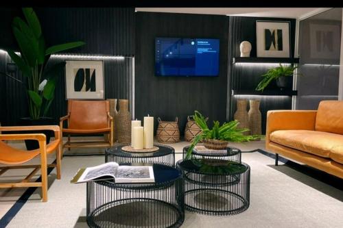 a living room with two tables and a couch at Exclusivo Departamento con Vista Panorámica al Mar a Solo 50 Metros de la Playa in La Serena